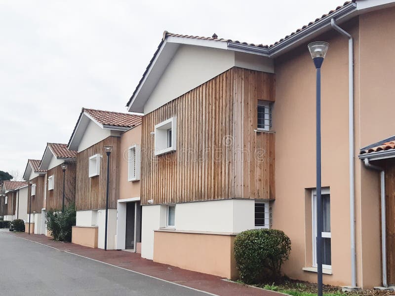 Construção moderna de madeira na rua contemporânea do lote da arquitetura de casas suburbanas imagem de stock Construção moderna de madeira na rua contemporânea do lote da arquitetura de casas suburbanas imagem de stock