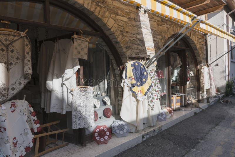 Edifício e rua tradicionais no Chipre fotos de stock royalty free