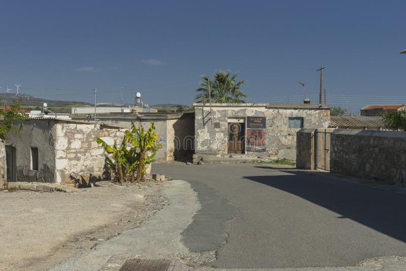 Edifício tradicional e rua no Chipre foto de stock