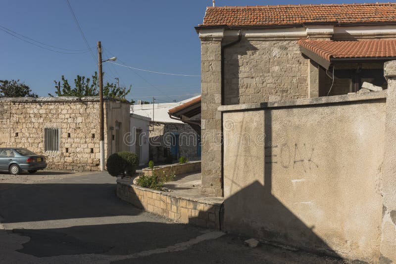 Edifício tradicional e rua no Chipre foto de stock