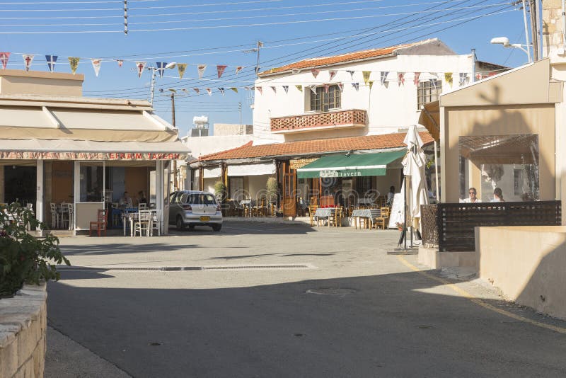 Edifício tradicional e rua no Chipre fotografia de stock
