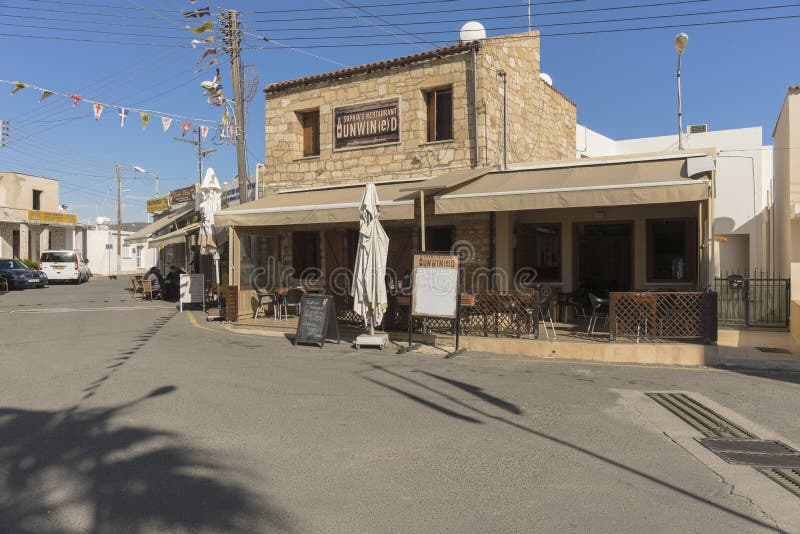 Edifício tradicional e rua no Chipre fotos de stock