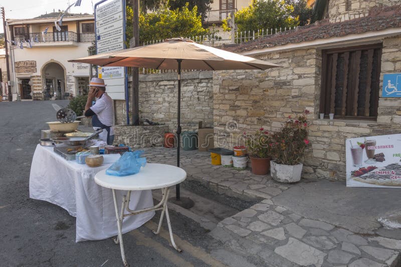 Edifício tradicional e rua no Chipre fotografia de stock