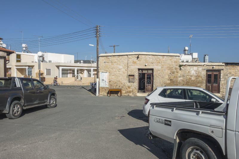 Edifício tradicional e rua no Chipre imagens de stock royalty free