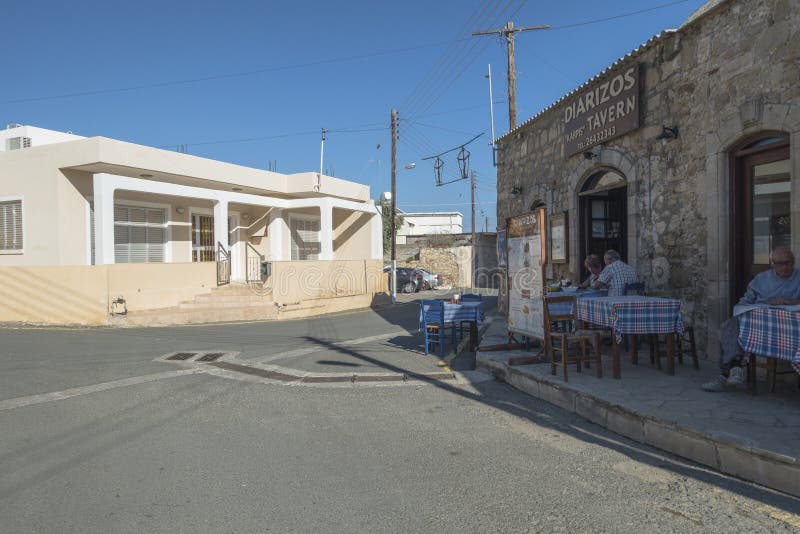 Edifício tradicional e rua no Chipre fotos de stock