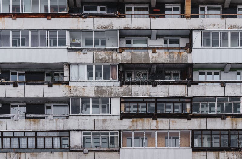 Construção velha da fachada com as janelas em Irkutsk, Rússia fotos de stock royalty free