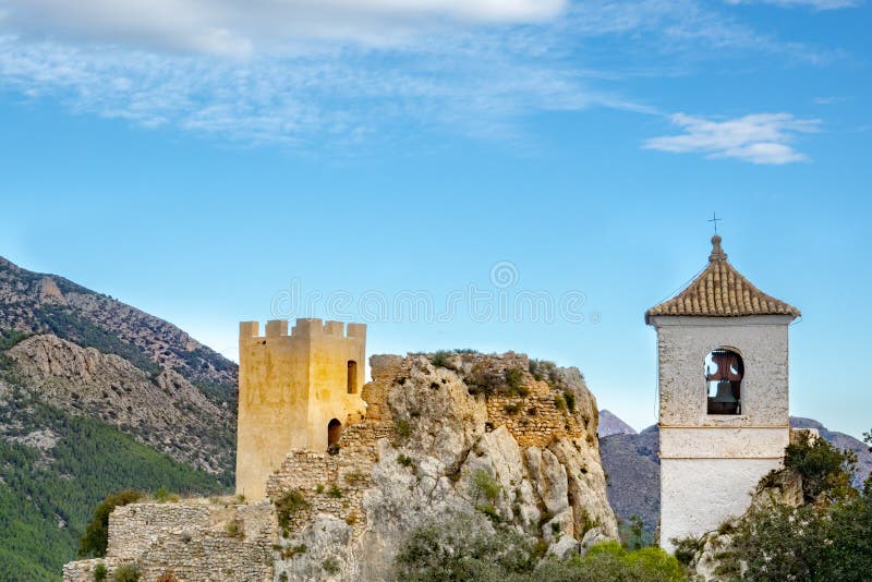 Construção velha do castelo no século XI na Espanha de Guadalest fotografia de stock Construção velha do castelo no século XI na Espanha de Guadalest fotografia de stock