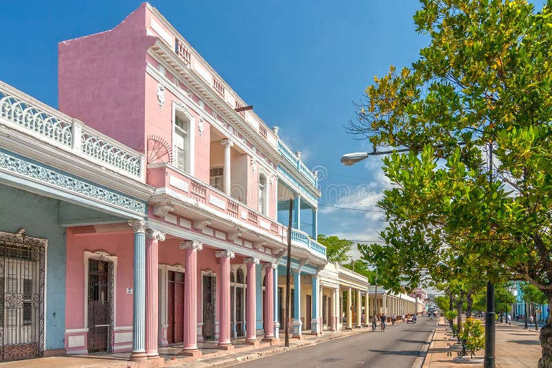Construções coloniais tradicionais do estilo situadas na rua principal foto de stock Construções coloniais tradicionais do estilo situadas na rua principal foto de stock