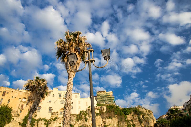 Construções de pedra coloridas da cidade de Tropea sobre o penhasco, Calabria, foto de stock Construções de pedra coloridas da cidade de Tropea sobre o penhasco, Calabria, foto de stock