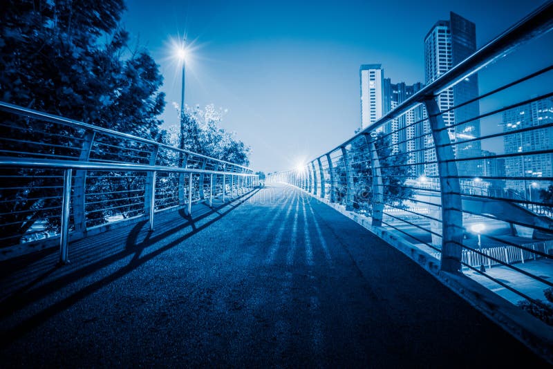 Construções e estradas urbanas imagem de stock Construções e estradas urbanas imagem de stock