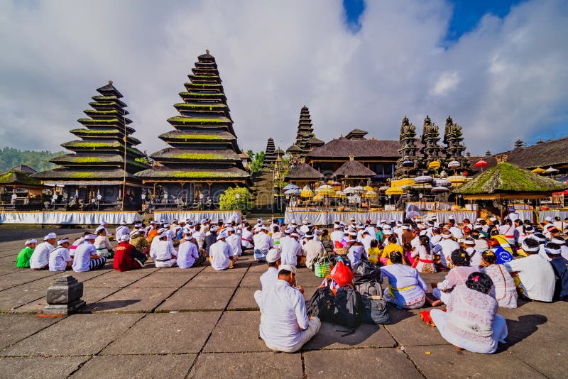 Construções hindu tradicionais no templo de Pura Besakih Bali, Indonésia imagem de stock Construções hindu tradicionais no templo de Pura Besakih Bali, Indonésia imagem de stock