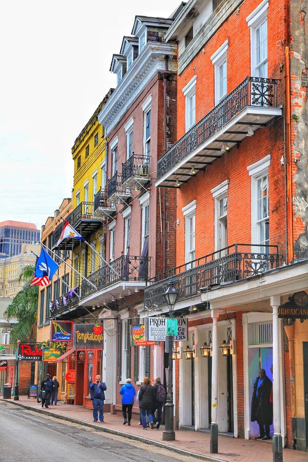 Construções históricas em Bourbon Street no bairro francês na noite adiantada imagens de stock Construções históricas em Bourbon Street no bairro francês na noite adiantada imagens de stock