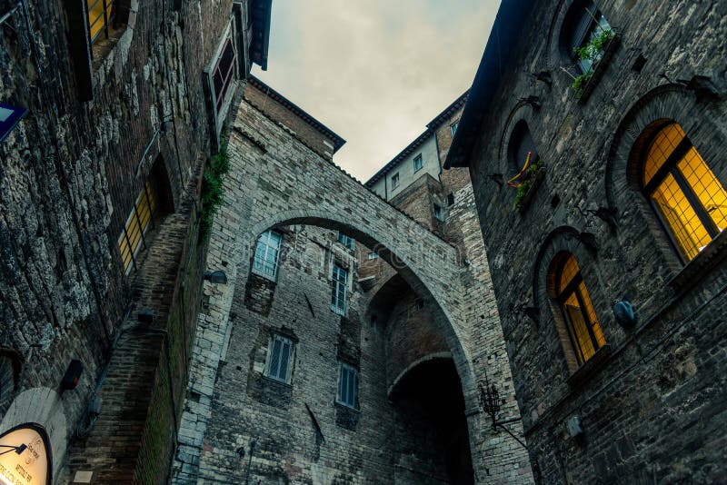 Construções medievais italianas tradicionais no centro histórico da cidade bonita de Perugia, em Umbria Region, Itália foto de stock royalty free