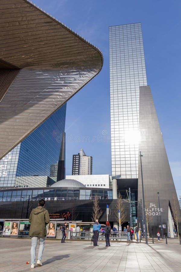 Construções modernas e arquitetura da cidade holandesa de Rotterdam imagem de stock Construções modernas e arquitetura da cidade holandesa de Rotterdam imagem de stock