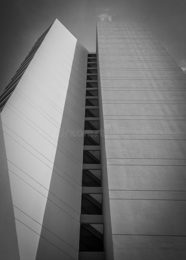 Construções preto e branco com sombreamento das luzes imagem de stock Construções preto e branco com sombreamento das luzes imagem de stock
