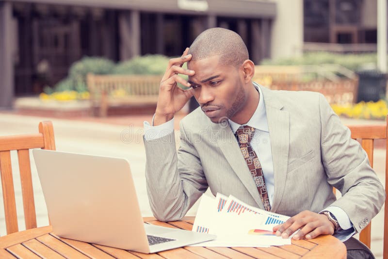 Consulente in materia di investimento dell'uomo occupato che analizza dichiarazione finanziaria del bilancio di rapporto della so fotografia stock Consulente in materia di investimento dell'uomo occupato che analizza dichiarazione finanziaria del bilancio di rapporto della so fotografia stock