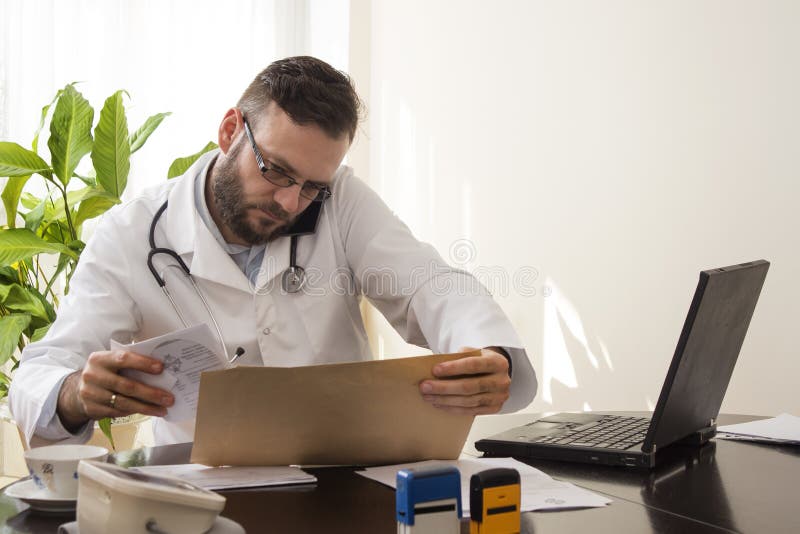 Consulta médica do telefone imagem de stock Consulta médica do telefone imagem de stock