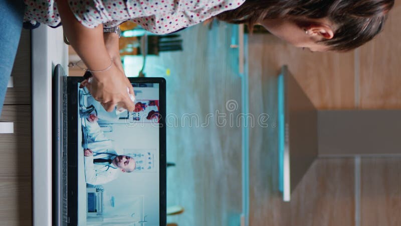 Consultation visuelle verticale de télémédecine durant la pandémie de covid banque de vidéos