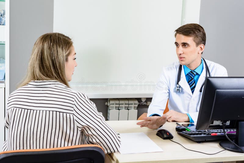 Consulte al doctor paciente, el concepto de la conversación fotografía de archivo libre de regalías Consulte al doctor paciente, el concepto de la conversación fotografía de archivo libre de regalías