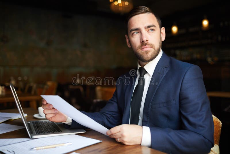 Consultor empresarial bem sucedido com papéis imagem de stock Consultor empresarial bem sucedido com papéis imagem de stock