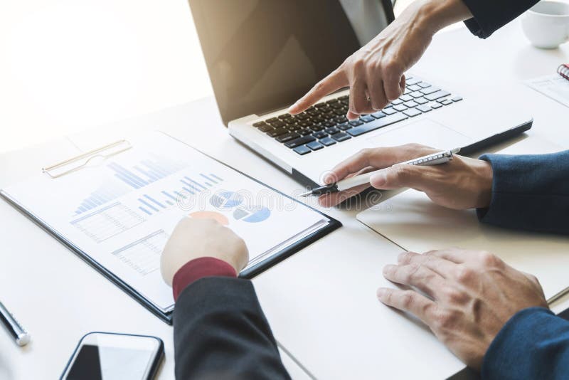 Consultor joven del socio comercial que trabaja en la inversión de la evaluación del recurso de los datos imagen de archivo Consultor joven del socio comercial que trabaja en la inversión de la evaluación del recurso de los datos imagen de archivo