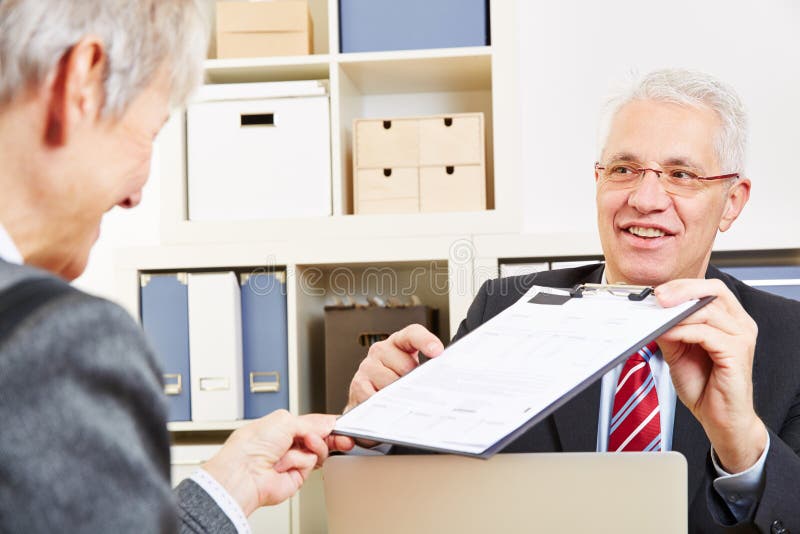 Consultor que muestra minutos imagen de archivo Consultor que muestra minutos imagen de archivo