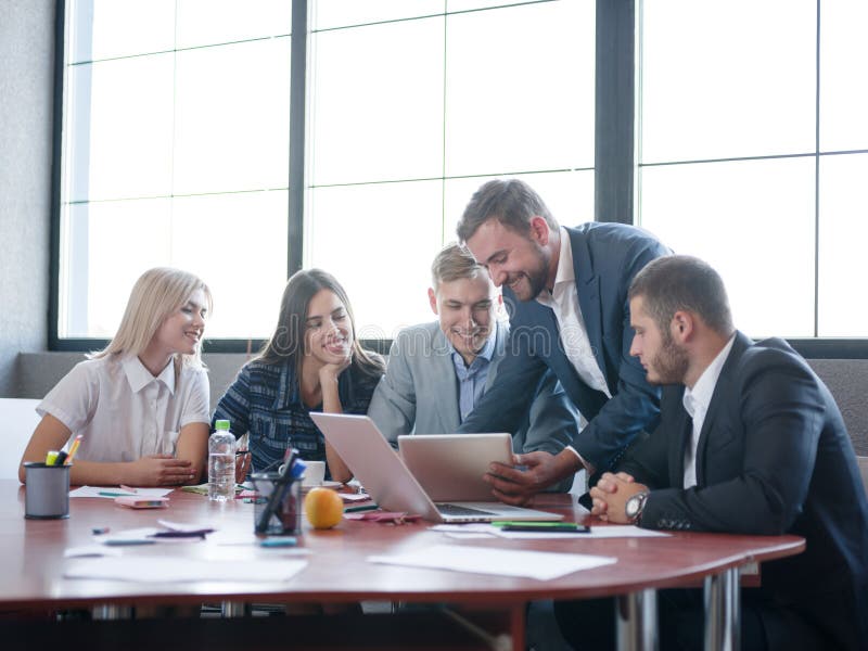 Consultores empresariais ao trabalhar em uma equipe Um grupo de trabalhadores novos em uma reunião na sala de conferências da emp fotografia de stock royalty free Consultores empresariais ao trabalhar em uma equipe Um grupo de trabalhadores novos em uma reunião na sala de conferências da emp fotografia de stock royalty free