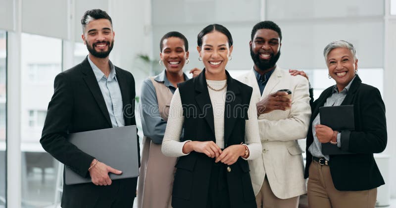 Amigos da mulher e telefone rindo na videochamada para memes de piadas  engraçadas ou comunicação em casa mulheres conversando no smartphone móvel  com risadas para conversa boba ou discussão no sofá da