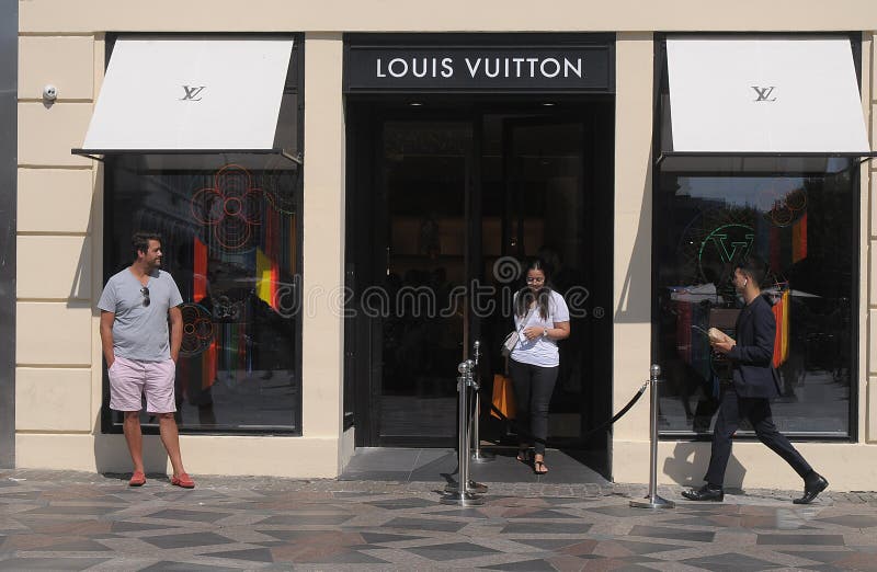 gateway brysomme Afrika Consumers with Louis Vuitton Bags in Copenhagen Denmark Editorial Photo -  Image of louis, land: 173165426