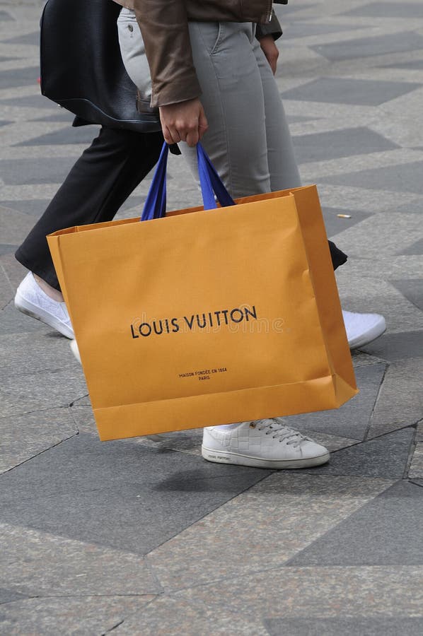 CONSUMERS with LOUIS VUITTON SHOPPING BAG Editorial Stock Image - Image of  tourists, vuitton: 94807204