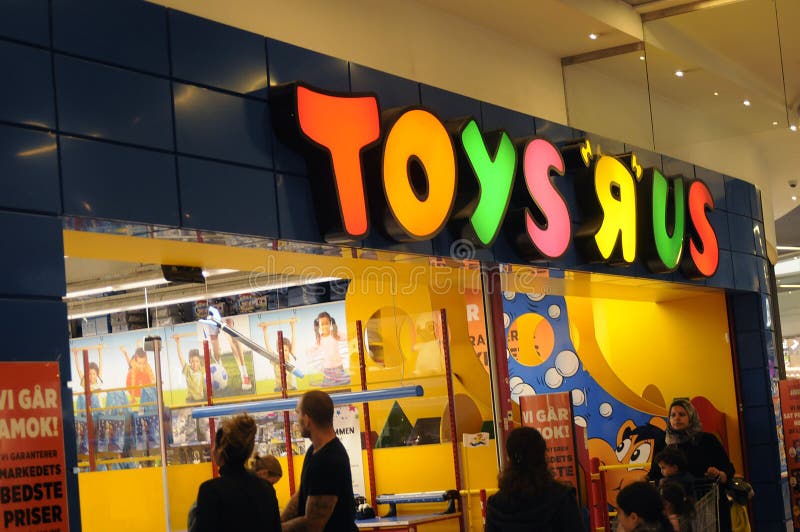 CONSUMERS AT TOYSRUS STORE editorial photography. Image of toys - 100051097