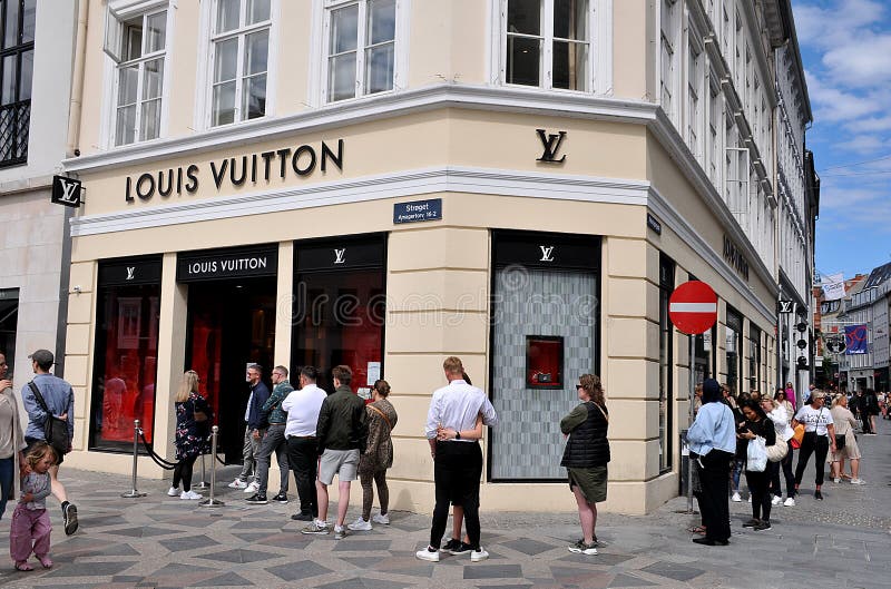 CONSUMERS WAITING in LINE at LOUIS VUITTON STORE Editorial Photography -  Image of europa, europe: 185347067