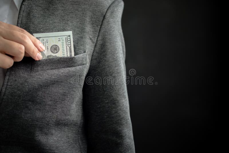 Conta de dinheiro escondendo do homem de negócios no bolso com espaço da cópia fotografia de stock Conta de dinheiro escondendo do homem de negócios no bolso com espaço da cópia fotografia de stock