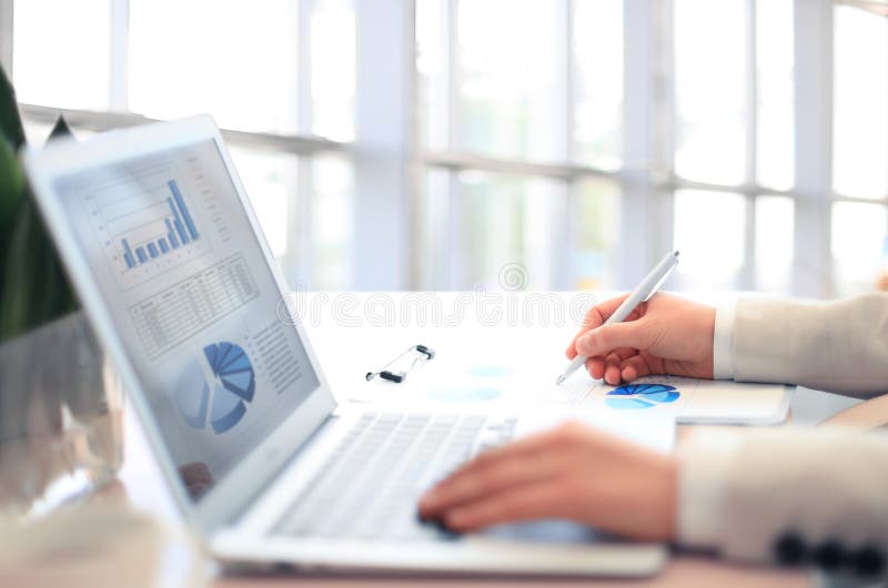 Contabilidade da empresa da análise da mulher fotografia de stock royalty free Contabilidade da empresa da análise da mulher fotografia de stock royalty free