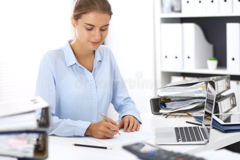 Contable de la mujer o inspector financiero que calcula o que comprueba la balanza, haciendo informe Internal Revenue Service en fotos de archivo Contable de la mujer o inspector financiero que calcula o que comprueba la balanza, haciendo informe Internal Revenue Service en fotos de archivo