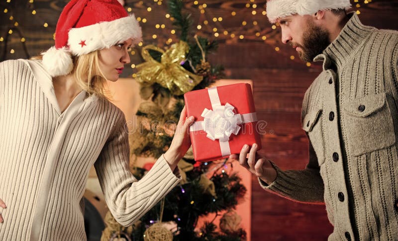 Contact étroit et passionné. homme et femme en cadeau. partage avec le plus proche. concept de transfert. noël emballé photo libre de droits