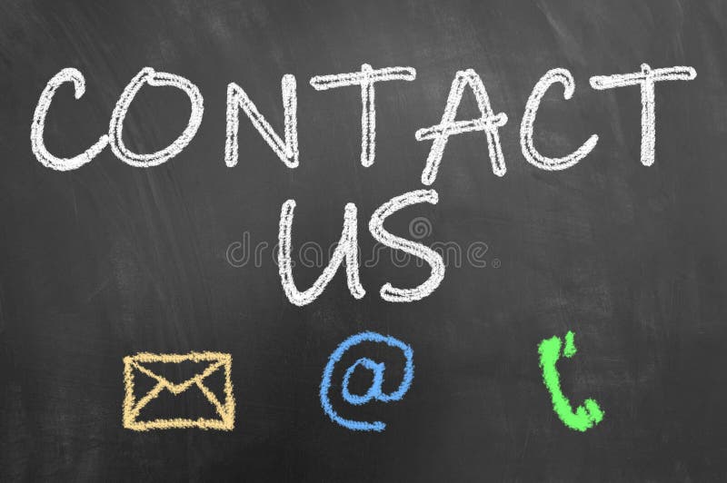 Contacte-nos texto do giz no quadro-negro ou no quadro fotografia de stock royalty free Contacte-nos texto do giz no quadro-negro ou no quadro fotografia de stock royalty free
