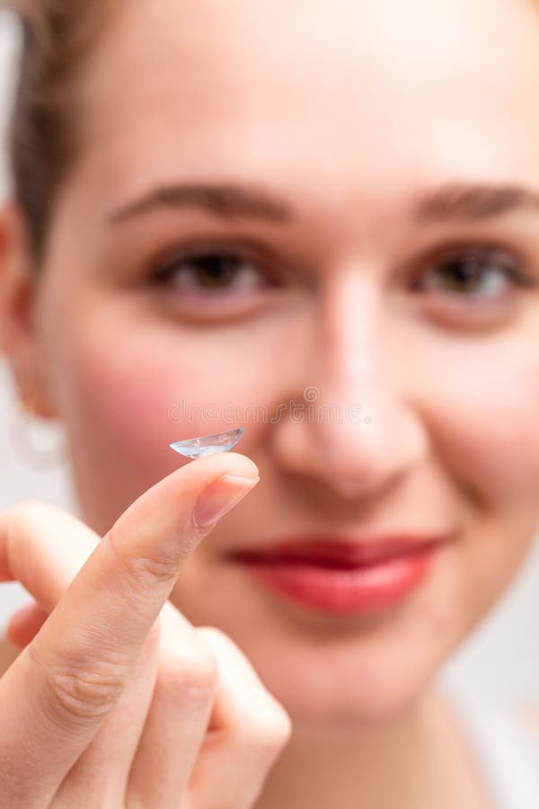 Contactlens van vage gelukkige jonge vrouw voor welzijn wordt getoond dat royalty-vrije stock foto's Contactlens van vage gelukkige jonge vrouw voor welzijn wordt getoond dat royalty-vrije stock foto's
