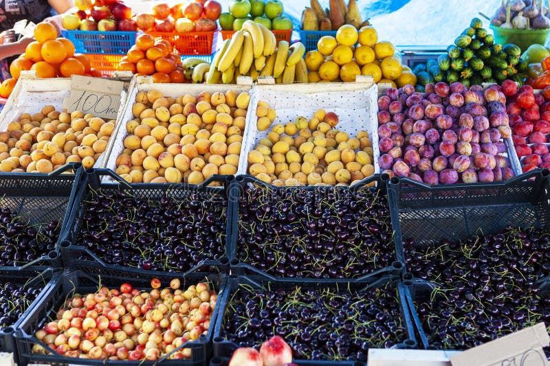 Contador de la tienda de la fruta y verdura de la calle con los cajones imagen de archivo libre de regalías Contador de la tienda de la fruta y verdura de la calle con los cajones imagen de archivo libre de regalías