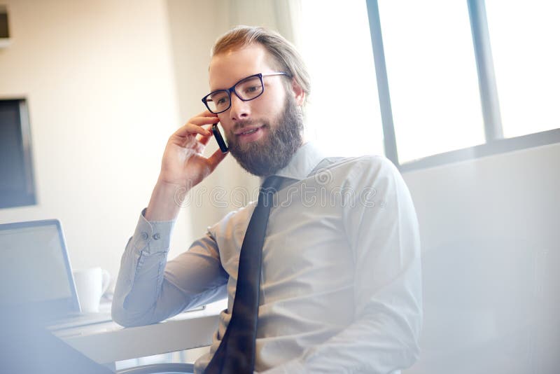 Contador do empresário ou ouvindo telefonicamente para aconselhamento financeiro ou consultoria no escritório. Trabalhador princip imagem de stock