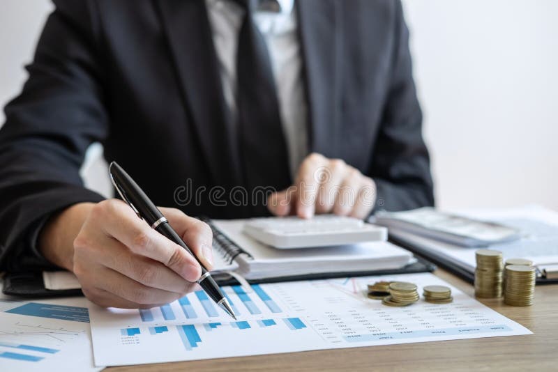 Contador do homem de negócios que conta o dinheiro e que faz anotações no relatório que faz finanças e para calcular sobre o cust fotografia de stock royalty free