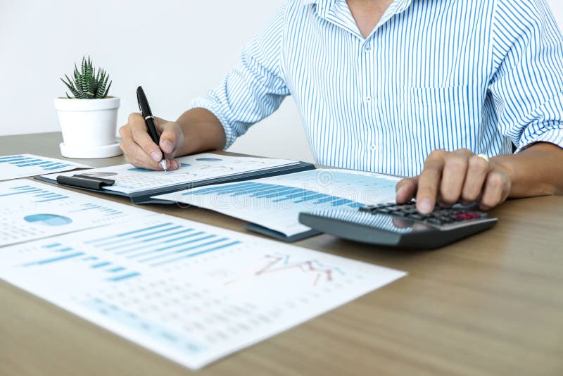 Contador do homem de negócios que faz a auditoria de trabalho e que calcula a despesa indicação financeira anual financeira do ba fotos de stock