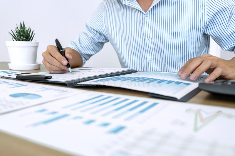 Contador do homem de negócios que faz a auditoria de trabalho e que calcula o expe fotografia de stock