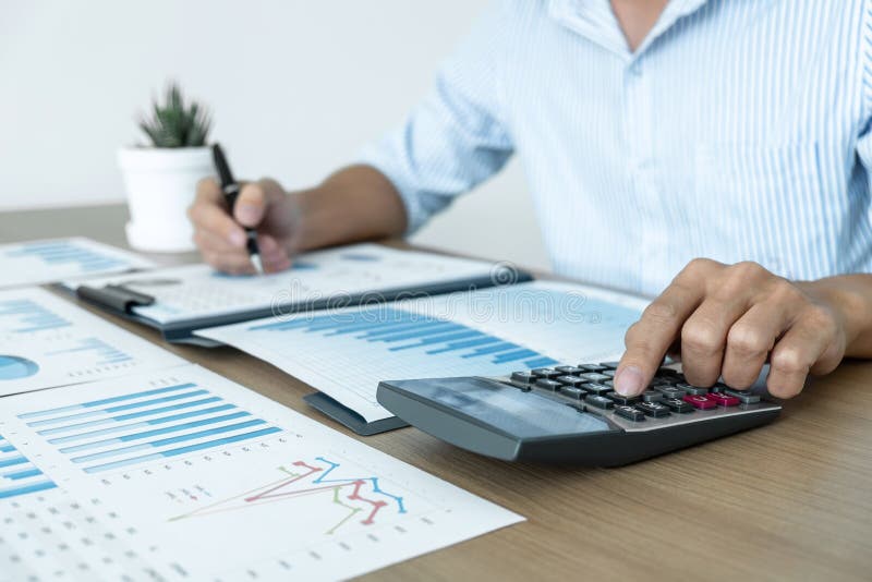 Contador do homem de negócios que faz a auditoria de trabalho e que calcula o expe imagem de stock
