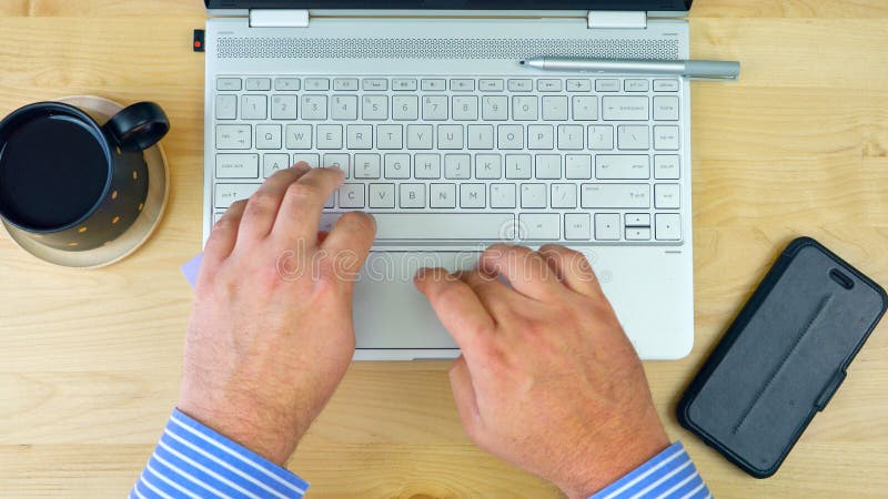 Contador do homem de negócios que trabalha na mesa com computador do tela táctil, em cima fotografia de stock