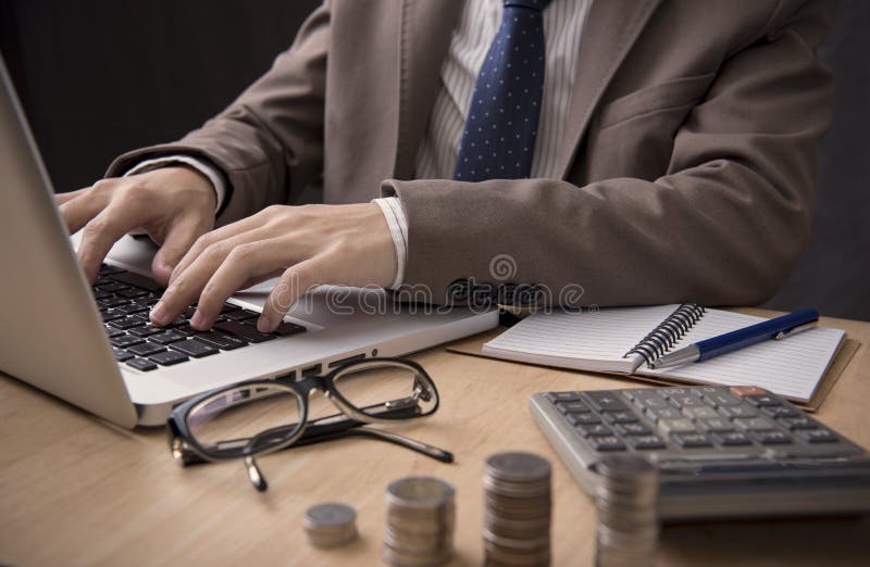 Contador do homem de negócios que trabalha no escritório da mesa Mercado do conceito fotos de stock royalty free