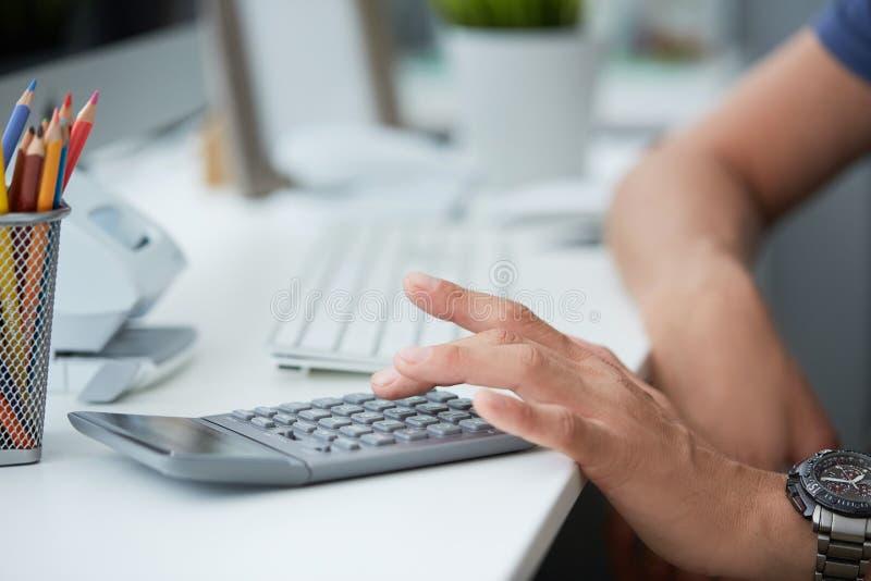 Contador do homem de negócios que usa a calculadora e o desktop para calcular a finança no close up do escritório da mesa Neg? cio fotos de stock