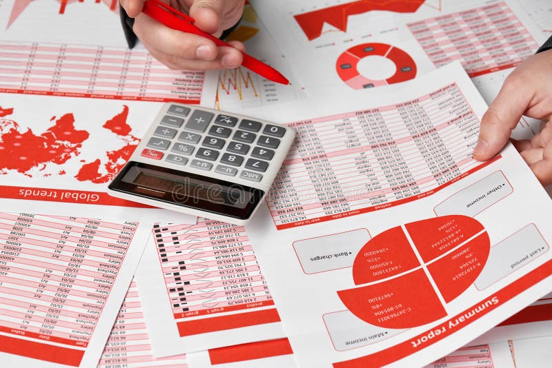 Contador do homem de negócios que usa a calculadora para calcular a finança no escritório da mesa conceito de contabilidade finan imagem de stock royalty free