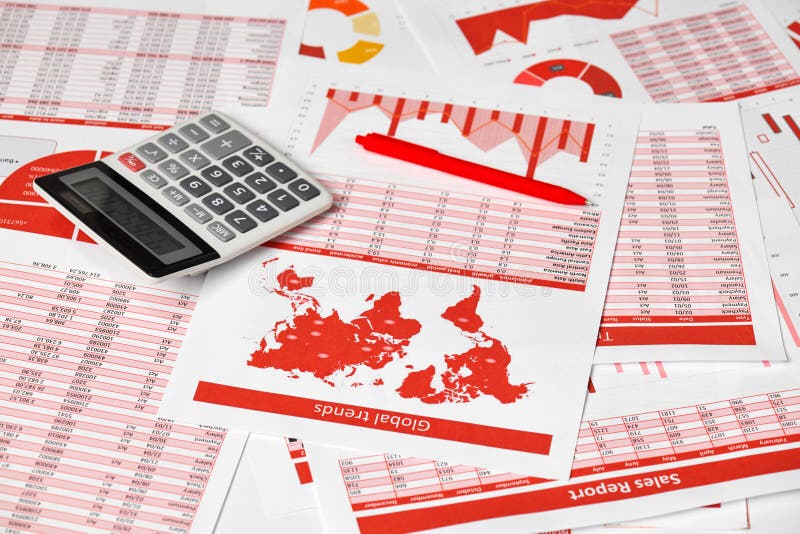 Contador do homem de negócios que usa a calculadora para calcular a finança no escritório da mesa conceito de contabilidade finan foto de stock royalty free