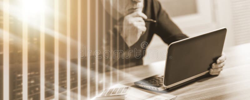 Contador que trabalha no port?til; exposi??o m?ltipla imagens de stock Contador que trabalha no port?til; exposi??o m?ltipla imagens de stock